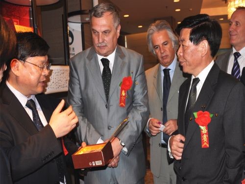 羅馬尼亞湖南黑茶推介會上，周重旺董事長在向客商介紹臻藏茯茶_副本